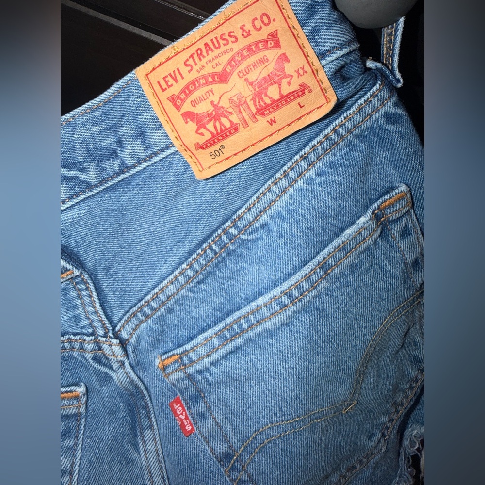 Levi's 501 High-rise Button-up Classic Blue Denim Cut-off shorts - Picture 4 of 8